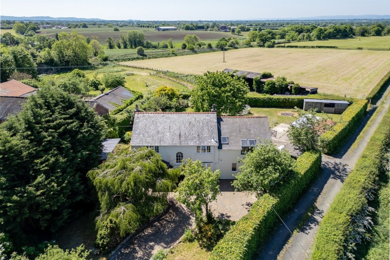 Super detached cottage, views and outbuildings in Nortons Lane Mouldsworth