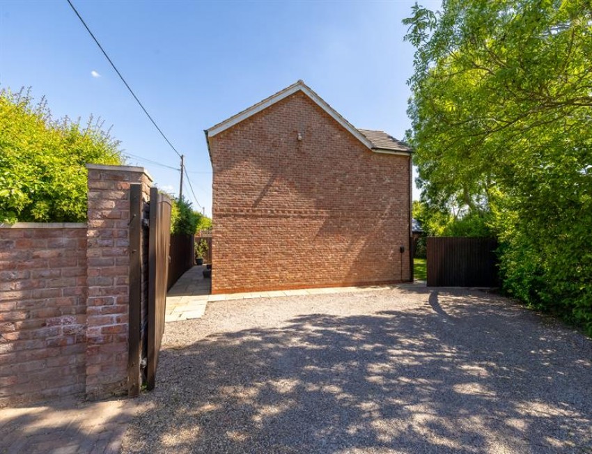Images for Modern cottage with gated entrance and private driveway in Alpraham
