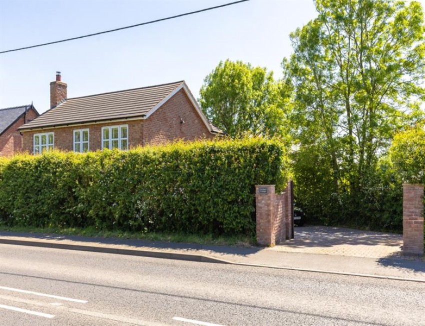 Images for Modern cottage with gated entrance and private driveway in Alpraham