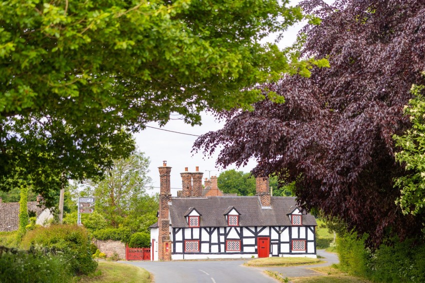 Images for Exquisite refurbished cottage with large garden and rural views in Beston