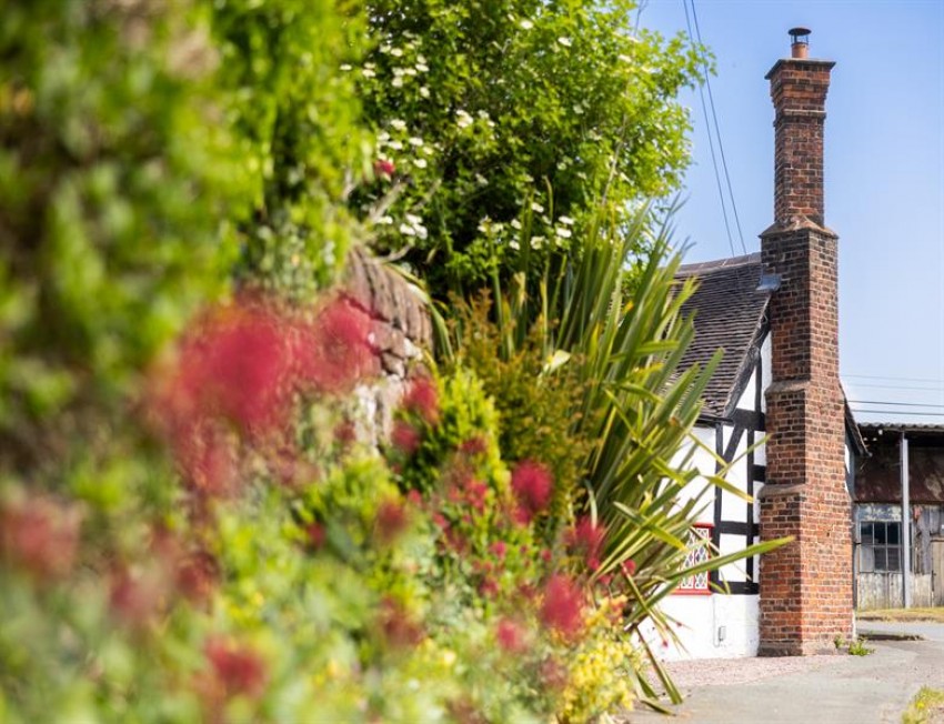 Images for Exquisite refurbished cottage with large garden and rural views in Beston