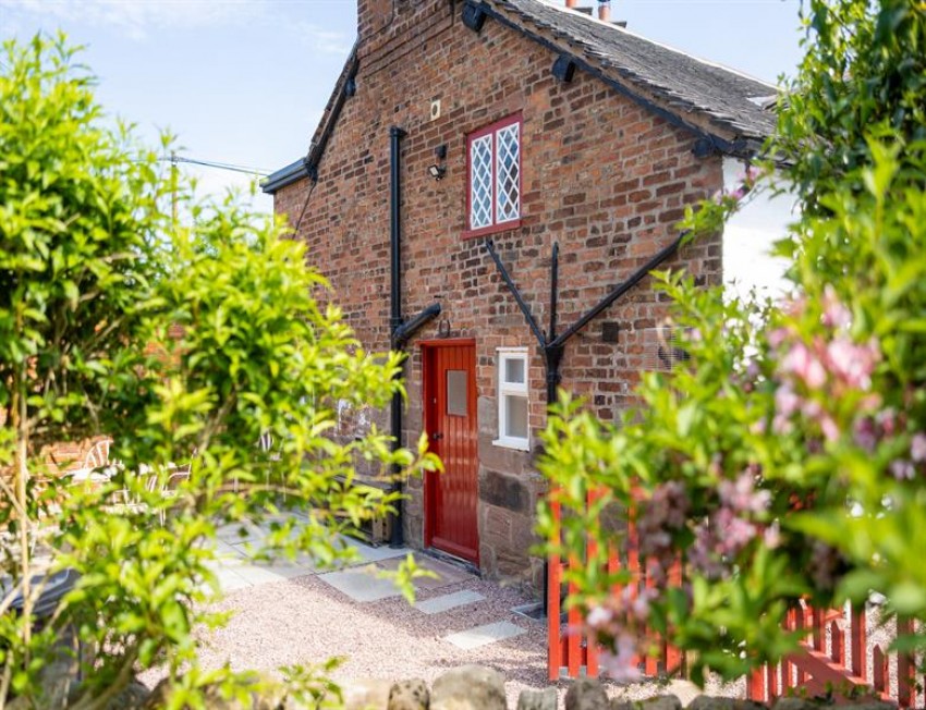 Images for Exquisite refurbished cottage with large garden and rural views in Beston