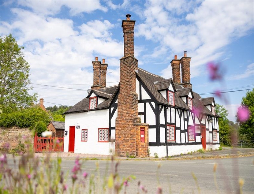 Images for Exquisite refurbished cottage with large garden and rural views in Beston
