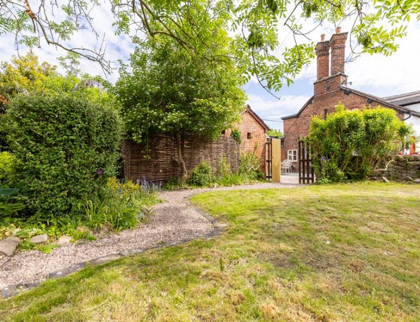 Images for Exquisite refurbished cottage with large garden and rural views in Beston