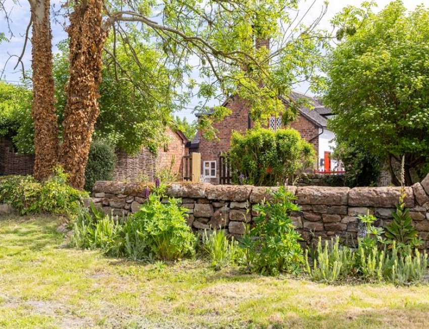 Images for Exquisite refurbished cottage with large garden and rural views in Beston