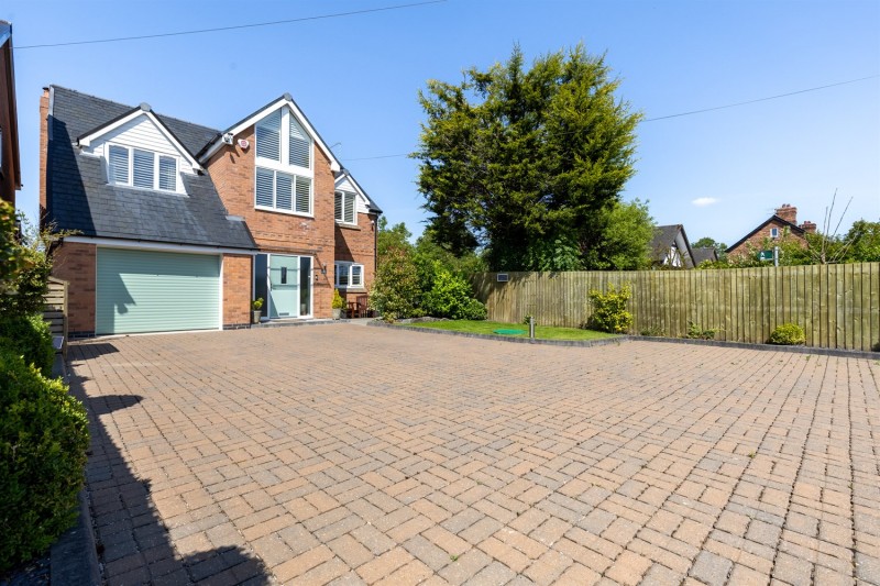 Beautiful landscaped plot of 0.26 acre and contemporary home at The Hamptons