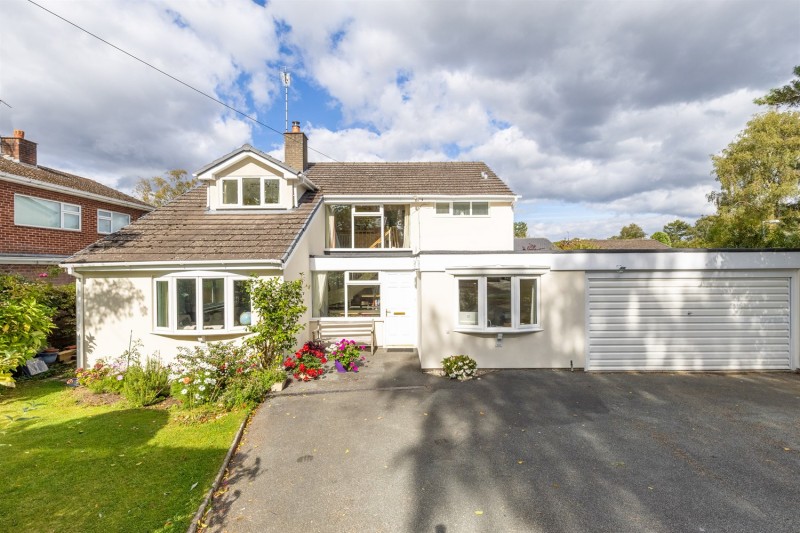 25 Hadrian Way ¿ large family home of 2353 square feet with very attractive garden 