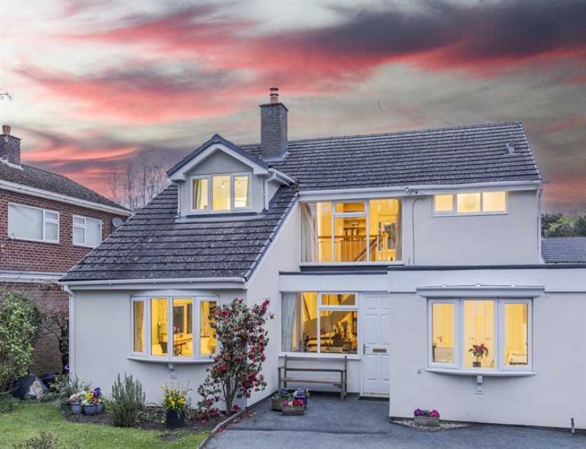 Images for 25 Hadrian Way, large family home of 2300 square feet with very attractive garden 