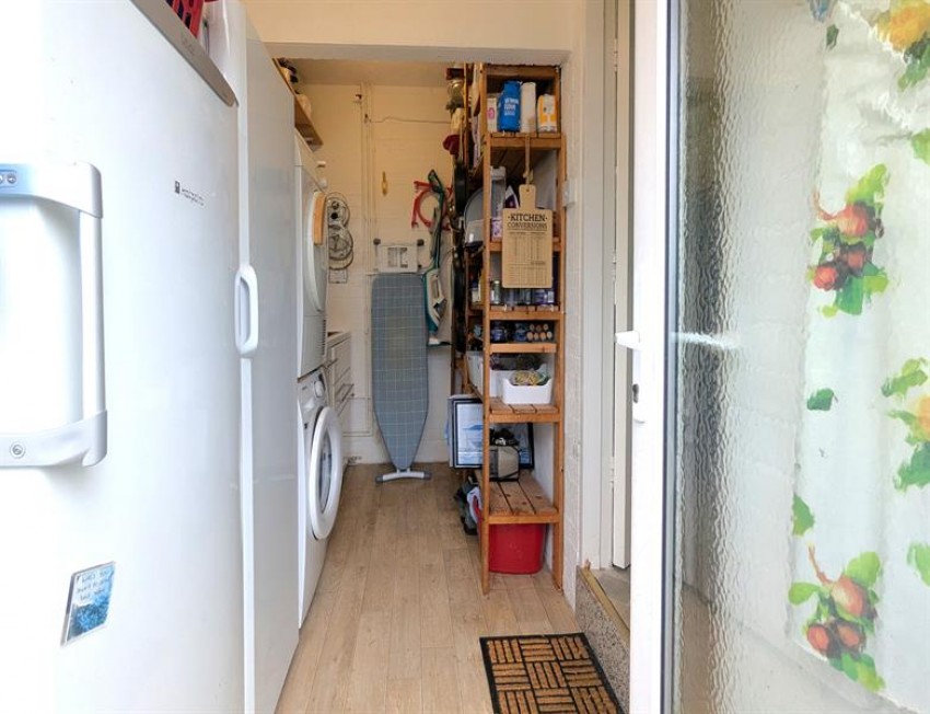 Images for 25 Hadrian Way, large family home of 2300 square feet with very attractive garden 