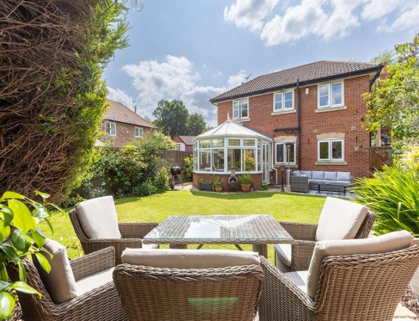 Images for Superb presentation and lovely garden in Abbots Mere Close, Cuddington