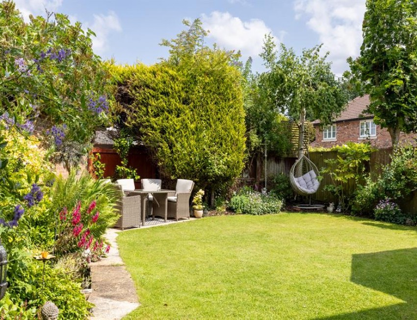 Images for Superb presentation and lovely garden in Abbots Mere Close, Cuddington