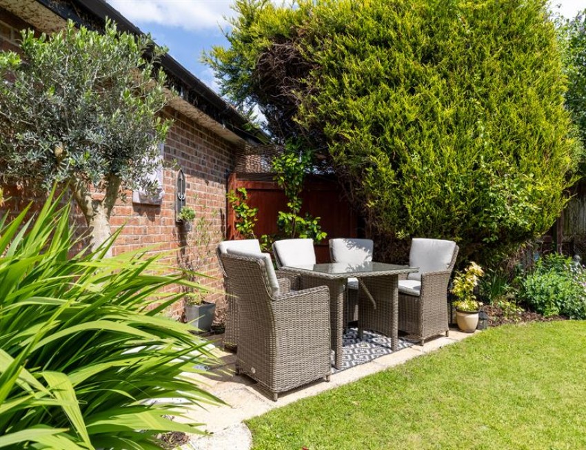 Images for Superb presentation and lovely garden in Abbots Mere Close, Cuddington