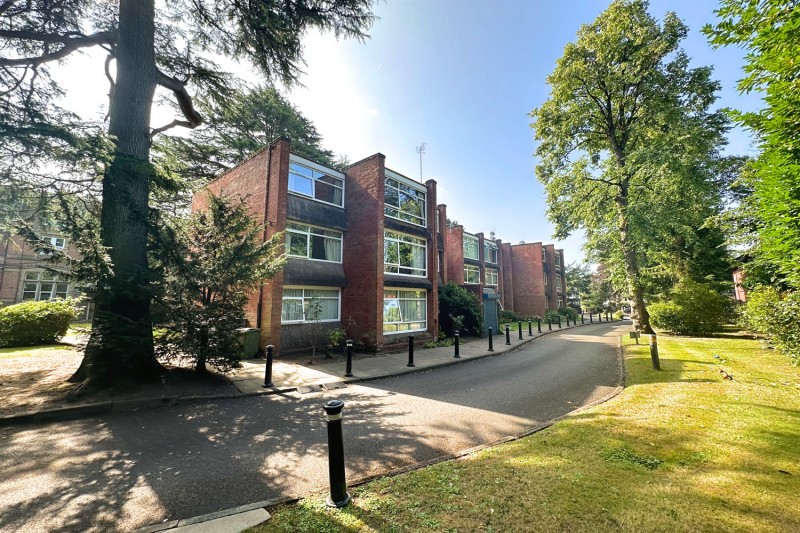 Moss Manor, The Avenue, Sale