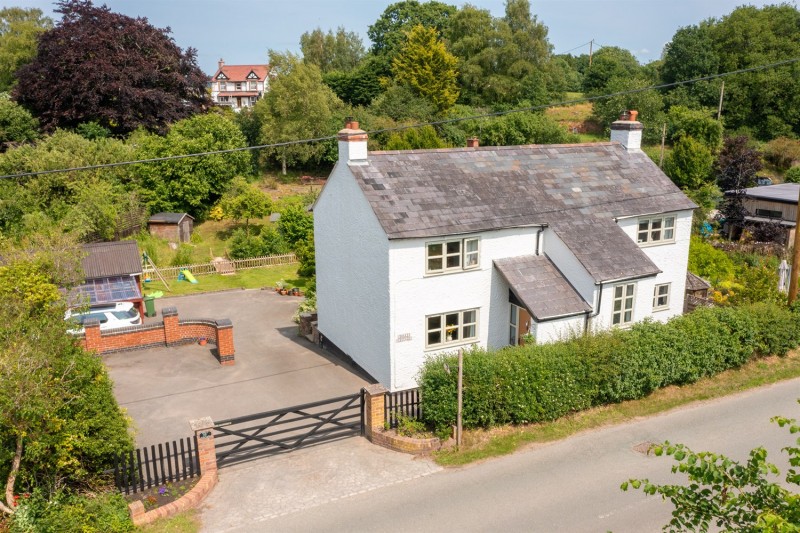 Holly Cottage, Tilston a beautiful refurbished house with stunning garden