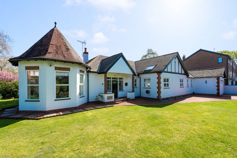 Ashton Lane, Sale, M33