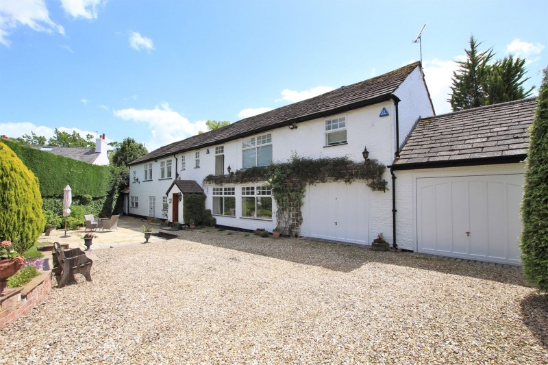 Broadway, Hale, WA15