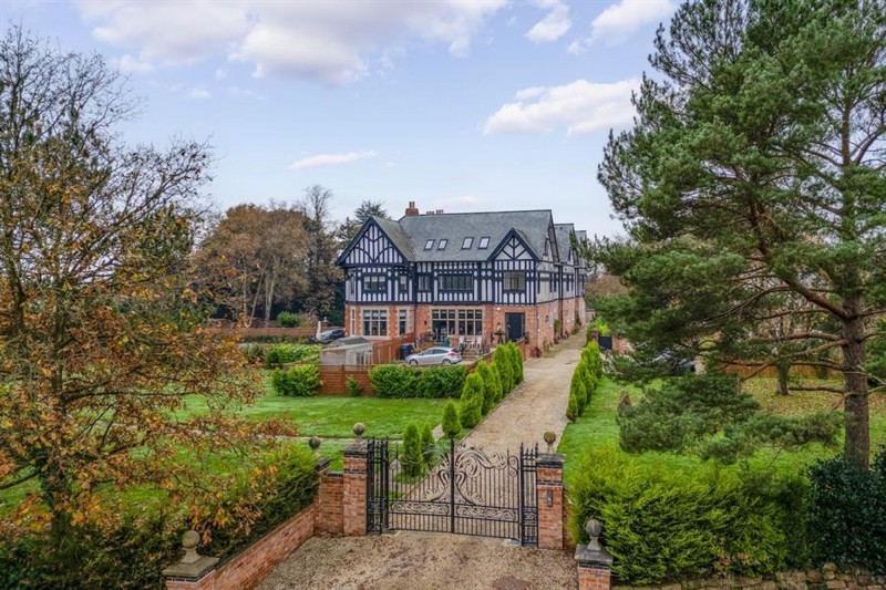 Greysfields House, Ferma Lane, CH3