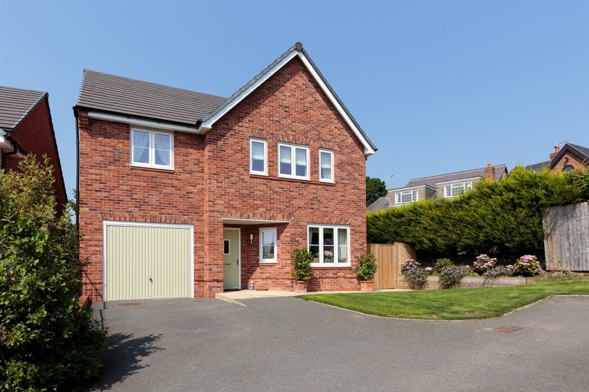 Images for Head of cul de sac location and private landscaped garden in Thistle Close