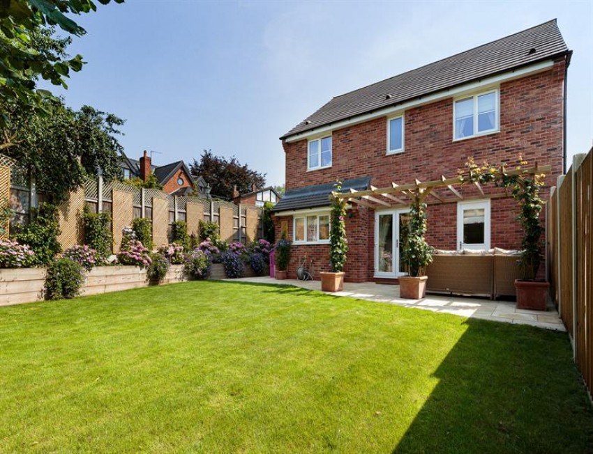 Images for Head of cul de sac location and private landscaped garden in Thistle Close