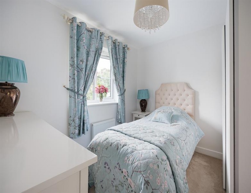 Images for Head of cul de sac location and private landscaped garden in Thistle Close