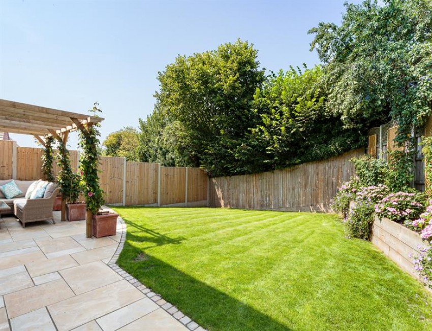 Images for Head of cul de sac location and private landscaped garden in Thistle Close