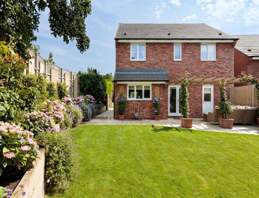 Images for Head of cul de sac location and private landscaped garden in Thistle Close