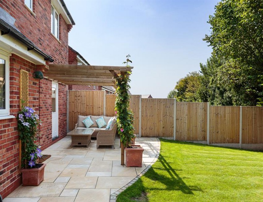 Images for Head of cul de sac location and private landscaped garden in Thistle Close