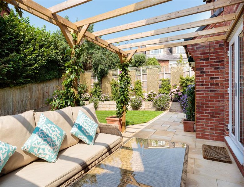 Images for Head of cul de sac location and private landscaped garden in Thistle Close