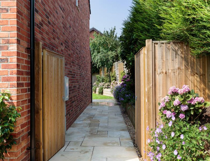 Images for Head of cul de sac location and private landscaped garden in Thistle Close