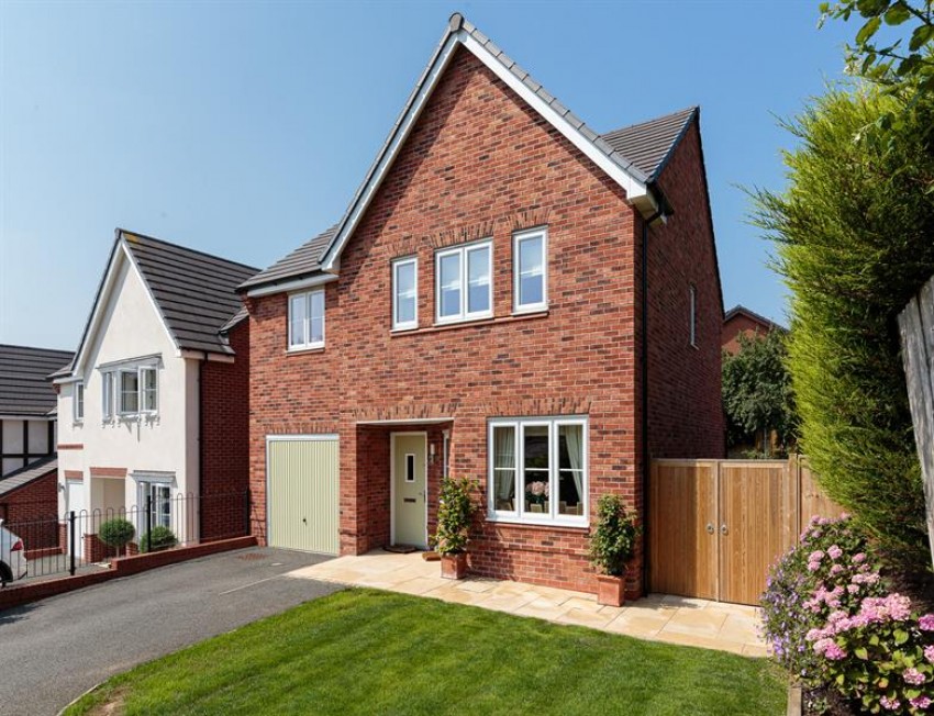 Images for Head of cul de sac location and private landscaped garden in Thistle Close
