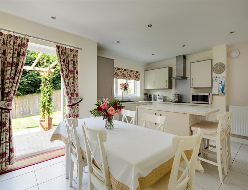 Images for Head of cul de sac location and private landscaped garden in Thistle Close