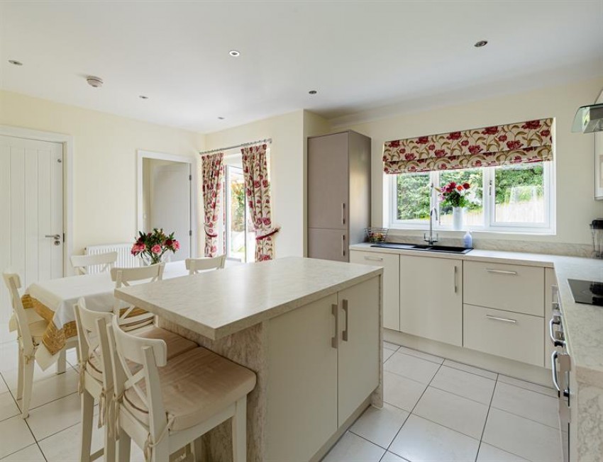 Images for Head of cul de sac location and private landscaped garden in Thistle Close