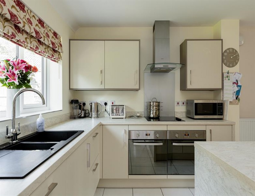 Images for Head of cul de sac location and private landscaped garden in Thistle Close