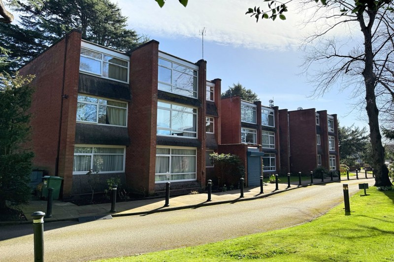 The Avenue, Moss Manor, M33
