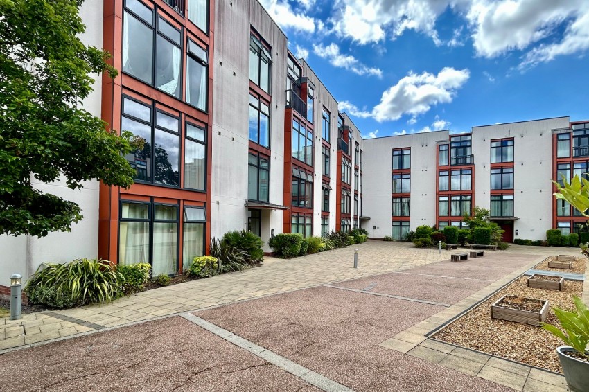 Images for Lauriston Close, Crown House, M22