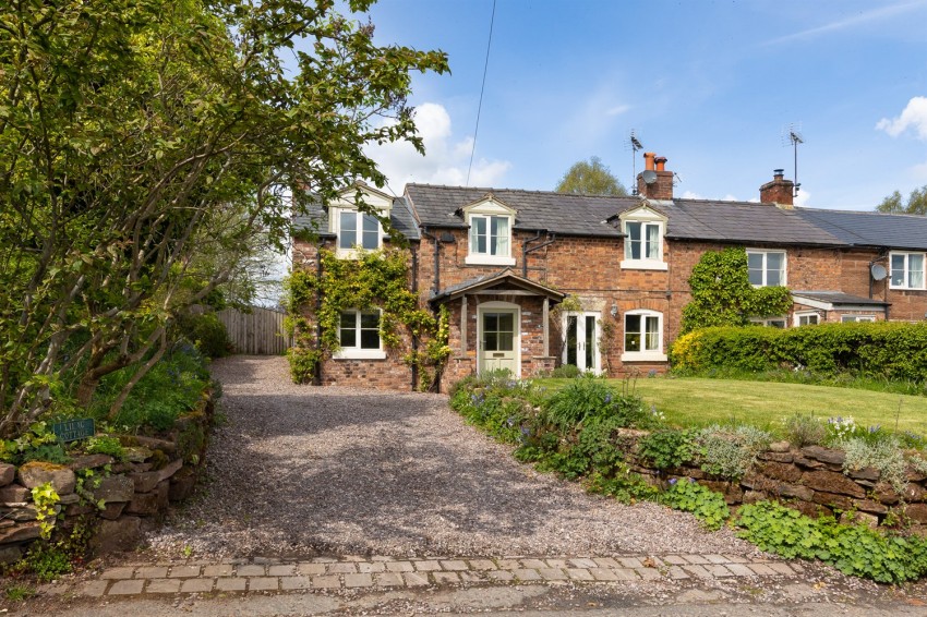 Images for Gorgeous cottage with bespoke kitchen and rural views in Cotebrook