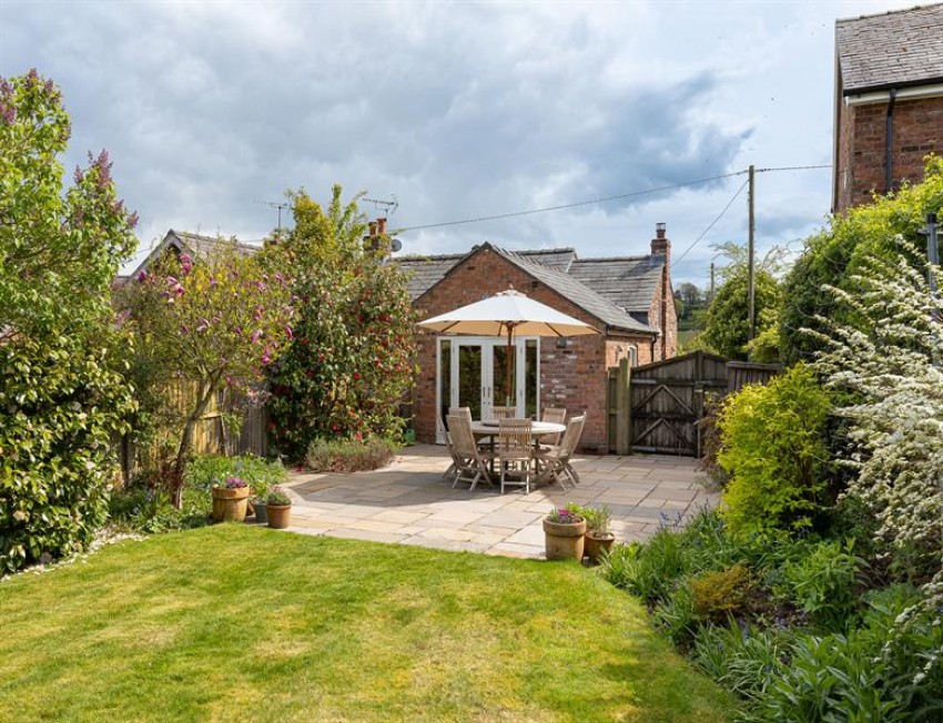 Images for Gorgeous cottage with bespoke kitchen and rural views in Cotebrook