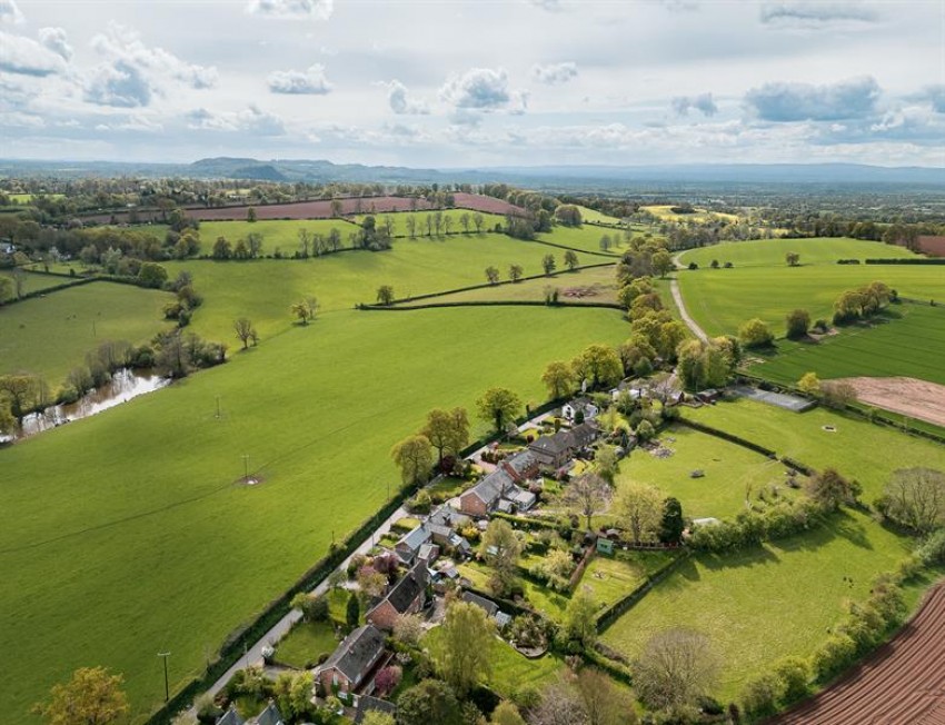 Images for Gorgeous cottage with bespoke kitchen and rural views in Cotebrook