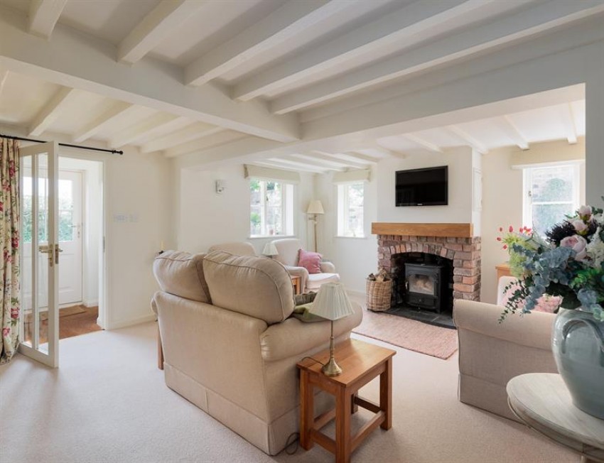 Images for Gorgeous cottage with bespoke kitchen and rural views in Cotebrook