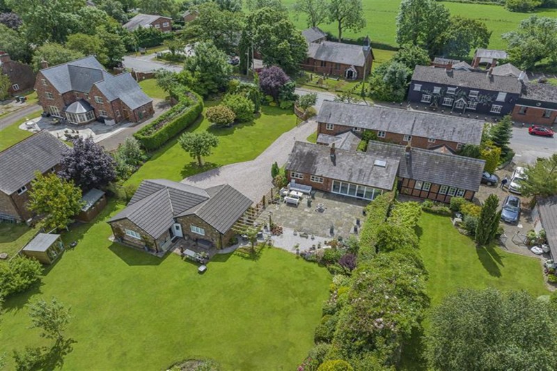 Holmes Chapel Road, Lach Dennis