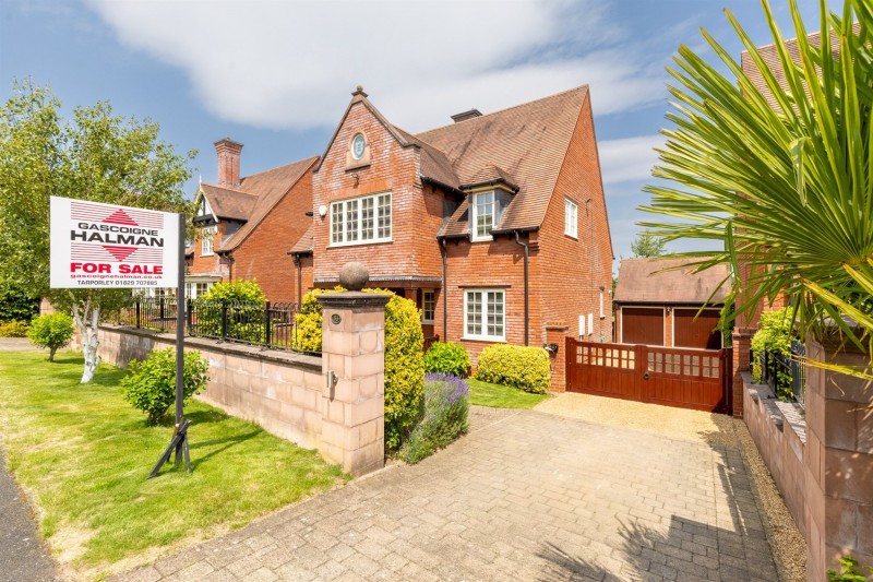 Golf course views and immaculate house in St. Marys Drive, Whitegate