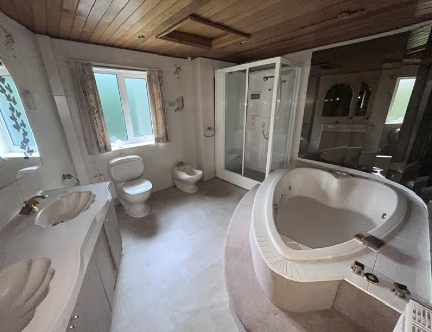 Images for 10 Blenheim Close, Hale,