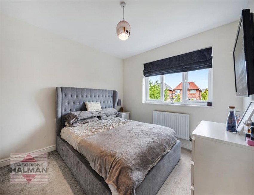 Images for Hangar Crescent, Woodford