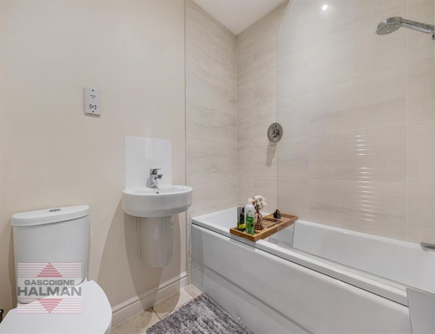 Images for Hangar Crescent, Woodford