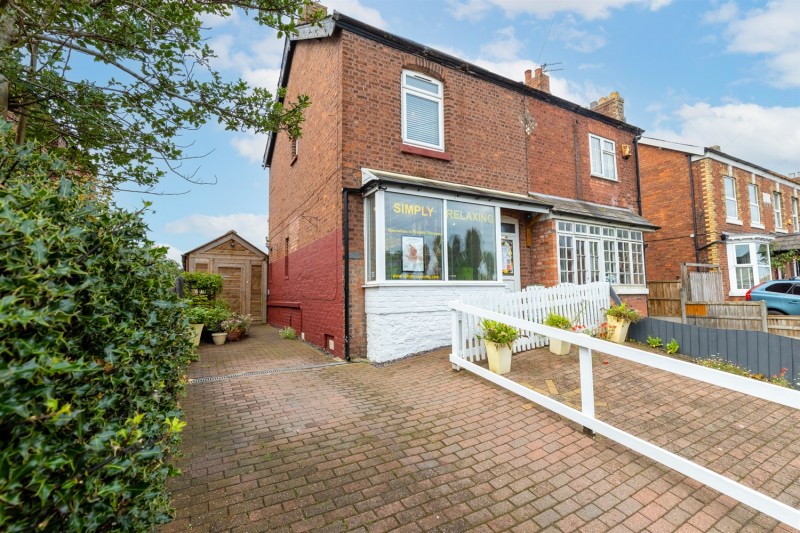 Fantastic spacious semi-detached with garden and large annex