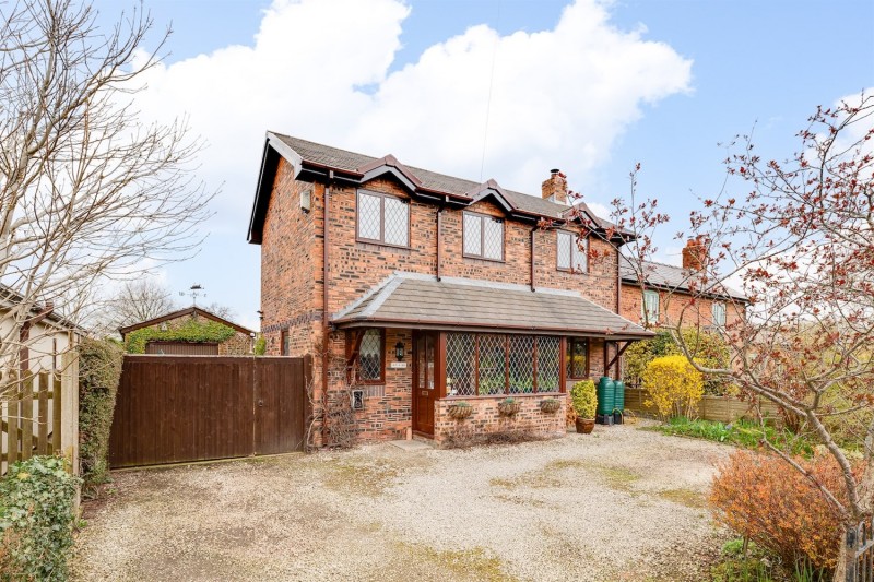 A modern cottage with views and glorious gardens in Huxley Lane