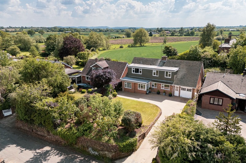 Impeccable house with south facing garden and roof terrrace in Mill Lane