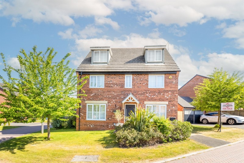 5 double bedroom freehold house in Sandstone Lane