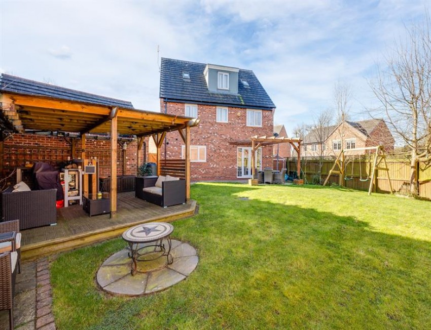 Images for 5 double bedroom freehold house in Sandstone Lane