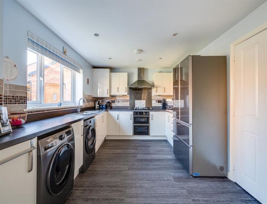 Images for 5 double bedroom freehold house in Sandstone Lane